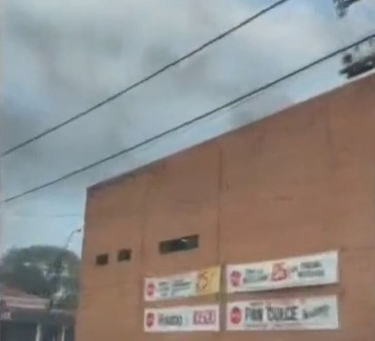 Conocido supermercado de Villa Morra sufrió un principio de incendio que fue controlado por sus propios empleados.