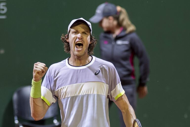 El chileno Nicolás Jarry conquistó el título en el ATP 250 de Ginebra, al vencer ayer al búlgaro Grigor Dimitrov. EFE