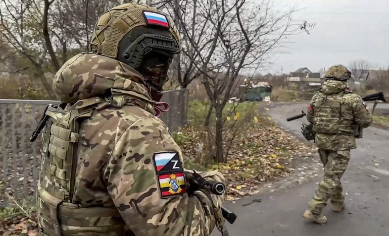 Voluntarios militares rusos patrullan la aldea de Korenevo, en la región de Kursk, Rusia.