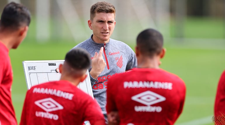 El entrenador uruguayo Martín Varini dirigió su primer entrenamiento en el Athletico Paranaense.