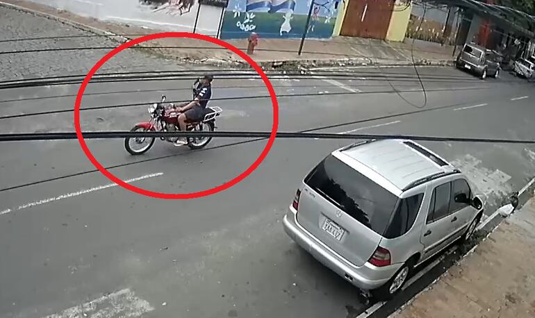 La Policía está en la búsqueda de este joven que realizó disparos en la vía publica en el barrio Loma San Jerónimo.