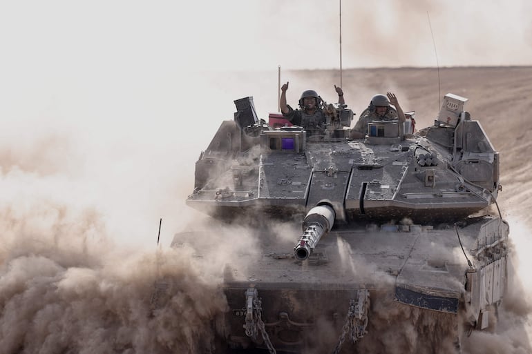 Un tanque israelí cerca de la frontera con la Franja de Gaza, el miércoles.