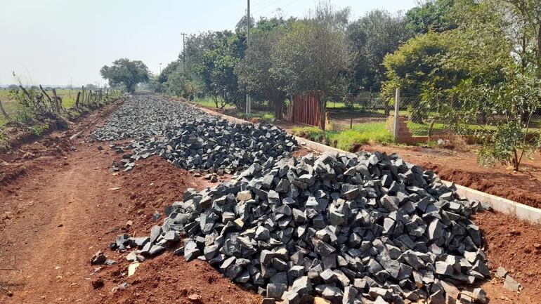 La obra quedó inconclusa dejando sin acceso al camino a los pobladores.