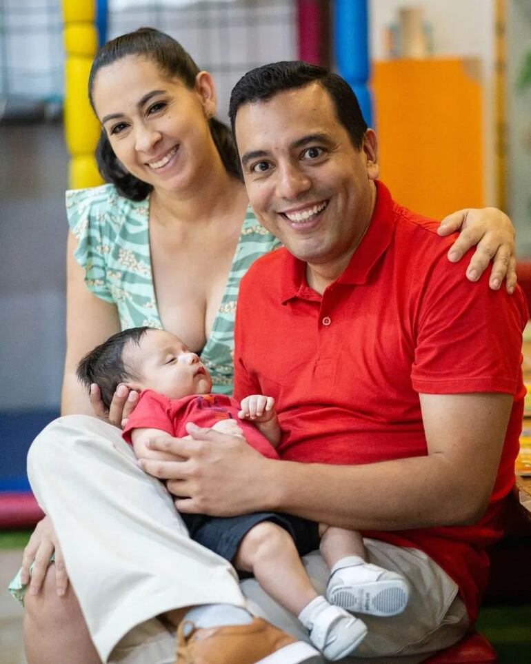Benru Orué y Lilian Reyes con su hijo más pequeñito, Matías. (Instagram/Rubén Darío Orué)