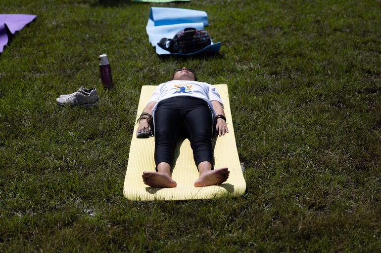 Savasana o postura del cadáver. 