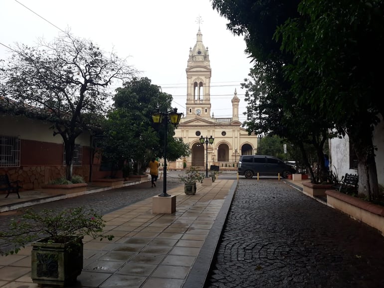 Vista panorámica de la iglesia Nuestra Señora del Rosario desde el paseo José Asunción Flores.