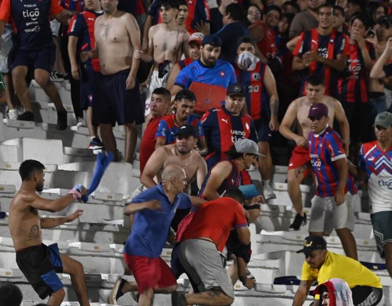 Incidentes generados dentro de las gradas del Estadio Defensores del Chaco, en pleno partido entre Olimpia y Cerro ayer domingo 23 de febrero.