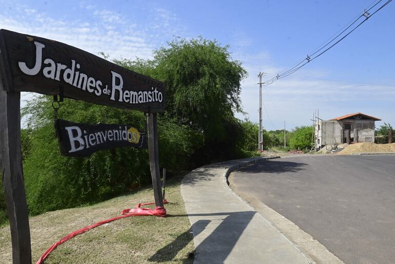 Un cartel rústico da la bienvenida a Jardines de Remansito donde, según Bachi y Reimer, viven familias que ahora trabajan por potenciar el turismo de la zona.