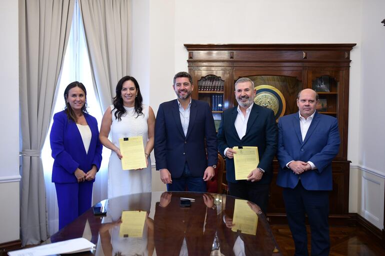 Fabiola Barrios, secretaria general MOPC; Claudia Centurión, ministra de Obras; Pedro Alliana, vicepresidente de la República; y los representantes del consorcio, Óscar Franco y José Luis Heisecke.