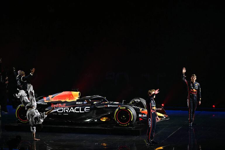 Max Verstappen (d), cuatro veces campeón del mundo, junto a su nuevo compañero, Liam Lawson, posan junto al nuevo monoplaza del equipo Red Bull Racing.