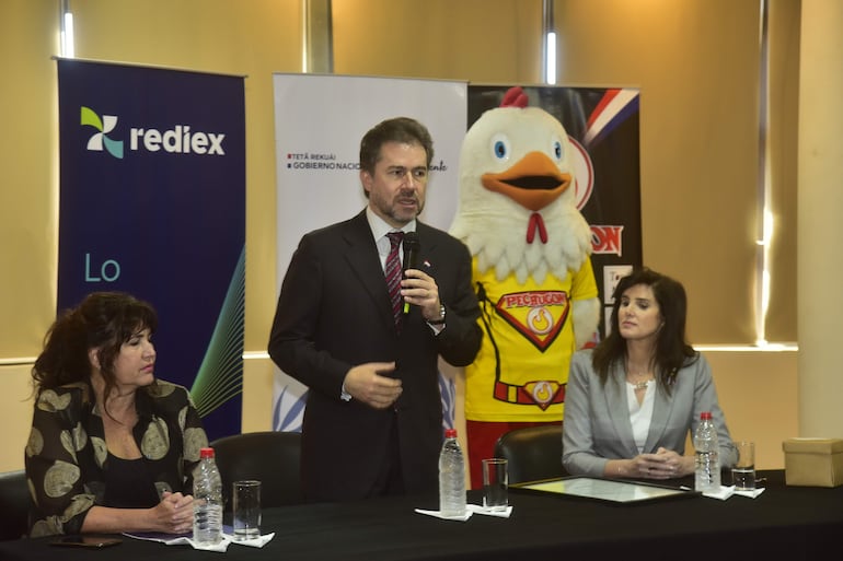 Gilda Arréllaga, viceministra de la Rediex; Luis Alberto Castiglioni, ministro del MIC y Blanca Ceuppens, presidenta de Granja Avícola La Blanca.