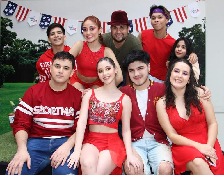 Jóvenes integrantes del musical “Un mundo de cuentos” quienes se presentaron en el CCPA.