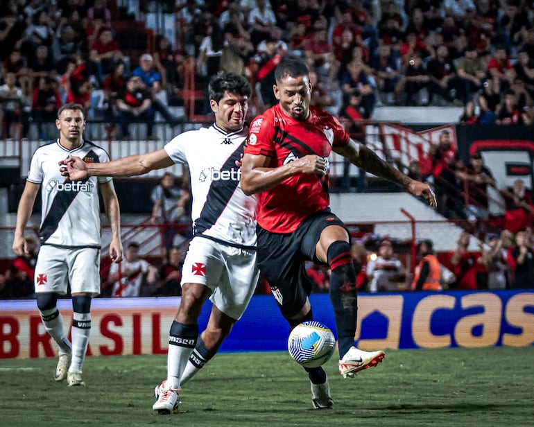 El paraguayo Robert Rojas (i), jugador de Vasco da Gama.