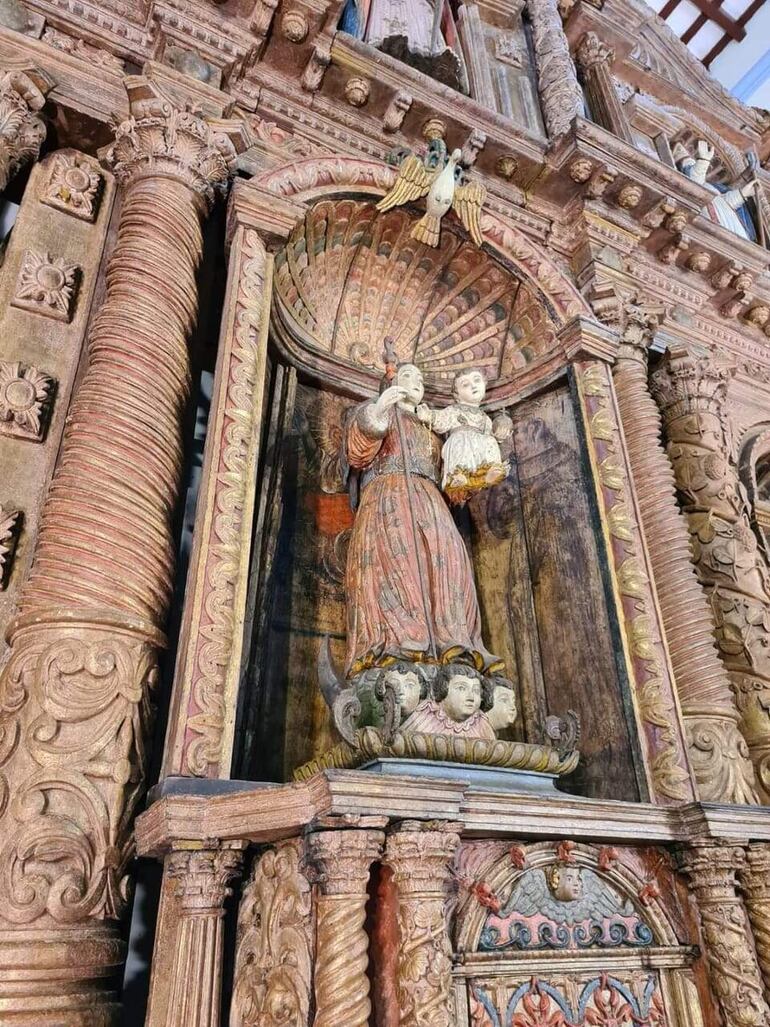 La Virgen del Rosario también ocupa un lugar privilegiado del retablo de la Iglesia de Caazapá.