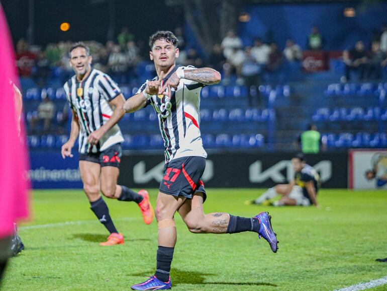 Matías Espinoza, futbolista de Libertad, festeja un gol en el partido frente a  Sportivo Trinidense por la cuarta fecha del torneo Clausura 2024 del fútbol paraguayo en el estadio Luis Alfonso Giagni, en Villa Elisa.