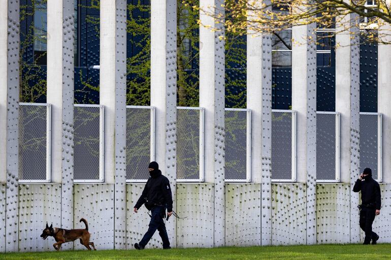 Guardias recorren el perímetro del Complejo Judicial Schiphol Judicial Complex, en Holanda.