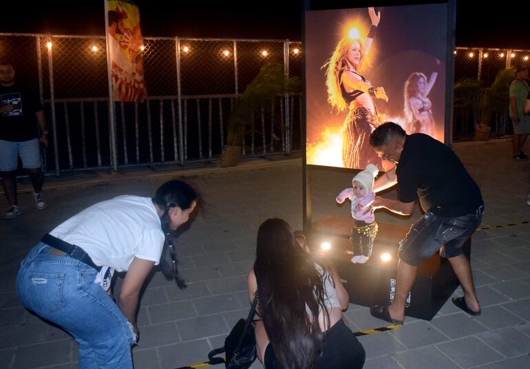 Una familia se toma fotos junto a las imágenes de Shakira que forman parte de este recorrido habilitado en Barranquilla y que también llevará a Medellín y Bogotá.