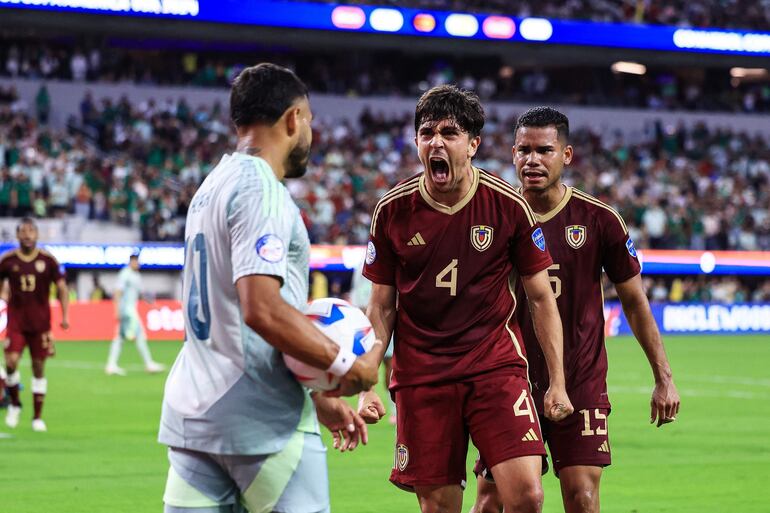 Jon Aramburu, futbolista de la selección de Venezuela, reacciona contra Alexis Vega, jugador de la selección de México, durante un partido de la segunda fecha del Grupo B de la Copa América 2024 en el SoFi Stadium, en Inglewood, California.