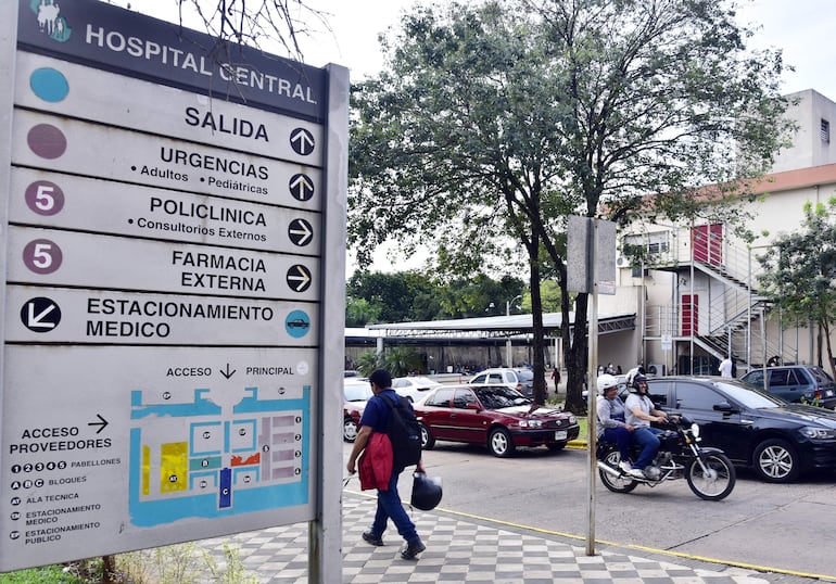 La madre del bebé al que le inyectaron leche en las venas en el Hospital Central del Instituto de Previsión Social (IPS) declaró hoy ante el fiscal Jorge Romero. El agente fiscal realizó varias diligencias.