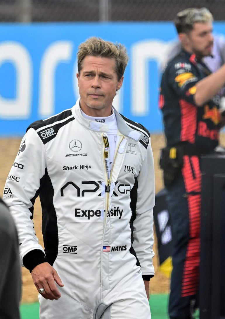 El actor Brad Pitt se mostró luciendo un traje de corredor en Silverstone, durante el Gran Premio de Gran Bretaña.