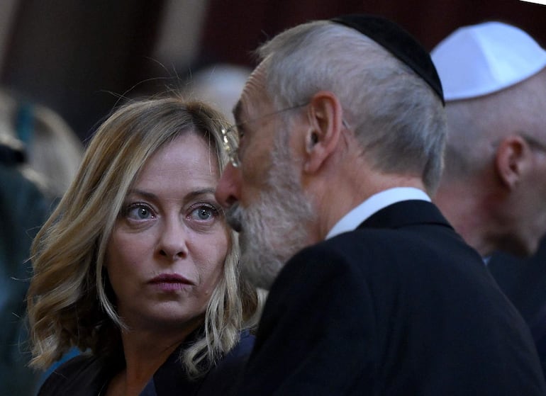 La primera Ministra italiana Giorgia Meloni asiste a una ceremonia conmemorativa de los ataques de Hamas del 07 de octubre en Israel, en el Tempio Maggiore de Roma, Italia.