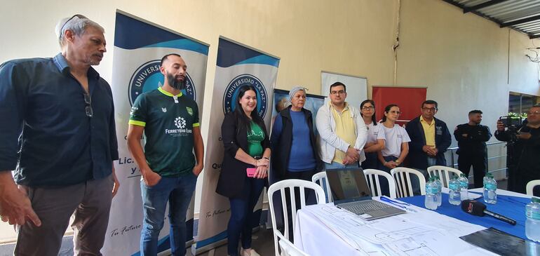 Los pacientes, atletas y médicos, durante la conferencia de este miércoles para el lanzamiento de la corrida solidaria.