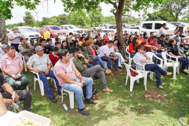 Productores de Carapeguá se capacitan en el rubro de cebolla y papa.