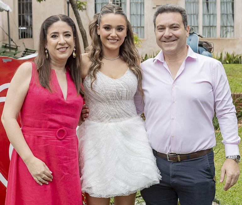 Valentina Torio con sus padres Alejandra y José.