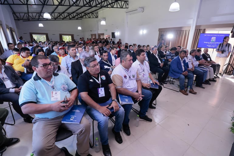 Una parte de los delegados de las distintas ligas que aprobaron el  informe financiero del presidente Óscar Ramírez.