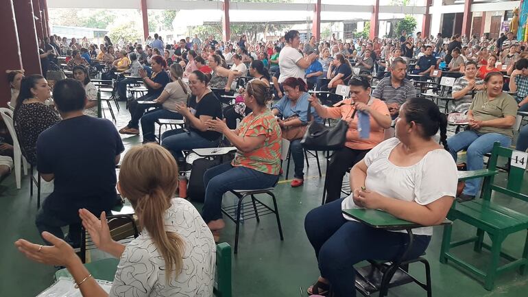 Con palmas los docentes forzaron el inicio del examen.