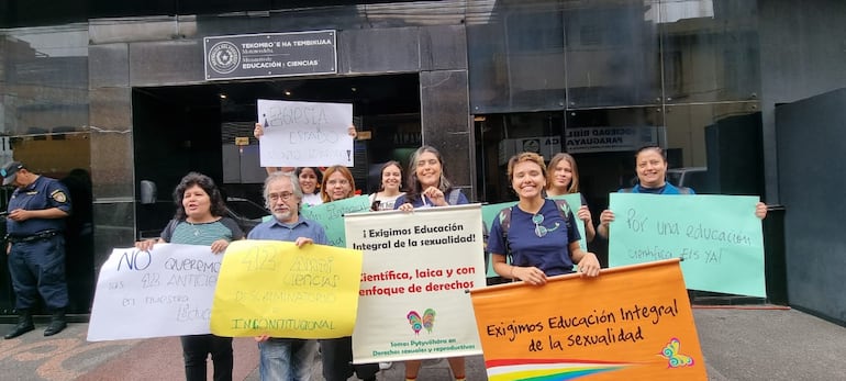 Jóvenes y otros representantes de organizaciones sociales protestaron y presentaron una nota frente al  MEC, pidiendo audiencia y el paro de socialización del material.