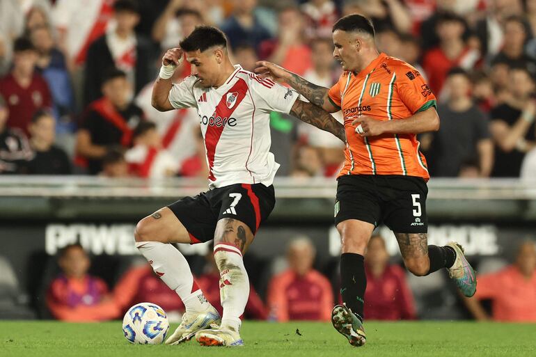 River Plate's Paraguayan forward #7 Adam Bareiro (L) vies for the ball with Banfield's Paraguayan midfielder #5 Cristian Nunez during the Argentine Professional Football League Tournament 2024 'Cesar Luis Menotti' match at Mas Monumental stadium in Buenos Aires, on November 2, 2024. (Photo by ALEJANDRO PAGNI / AFP)