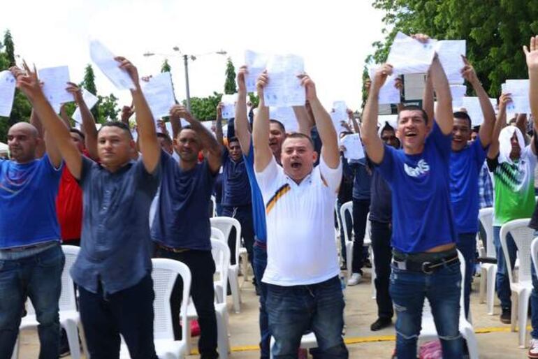 Fotografía cedida por presidencia de Nicaragua de reos comunes en un acto de excarcelación a 1.600 prisioneros, con sentencia firme para que vivan en régimen de convivencia familiar en sus hogares.