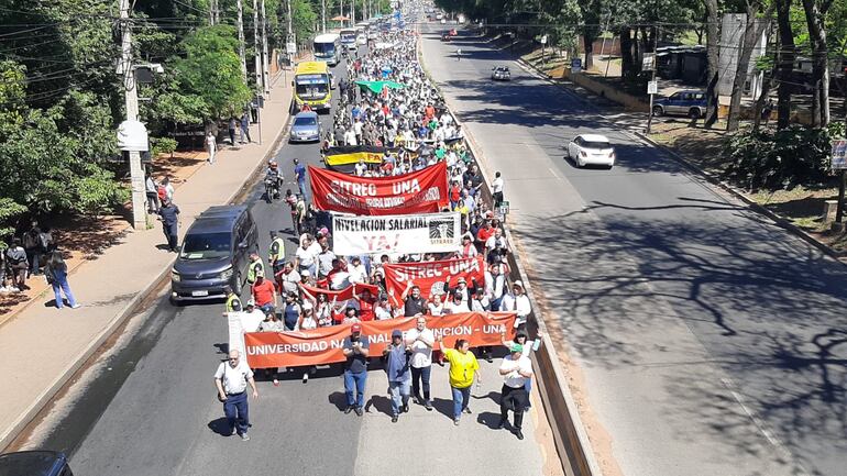 Docentes, administrativos y universitarios continúan con la movilización para el pedido de reasignación presupuestaria.