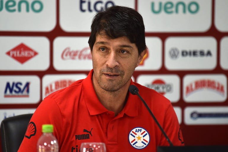 El argentino Daniel Garnero, entrenador de la selección paraguaya, en la conferencia previa al partido contra Chile por las Eliminatorias Sudamericanas. 