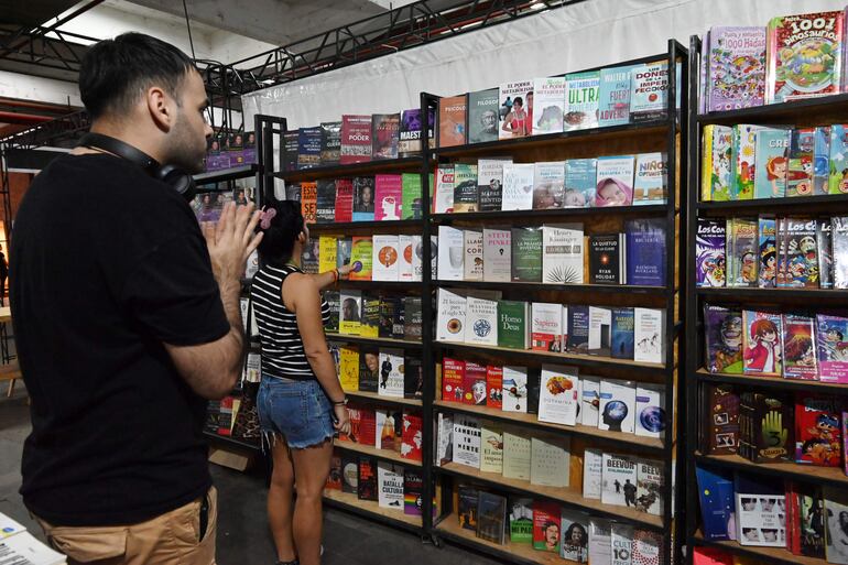 Una amplia variedad de libros se puede encontrar en la Libroferia Capel, que se realiza hasta el próximo 10 de marzo.