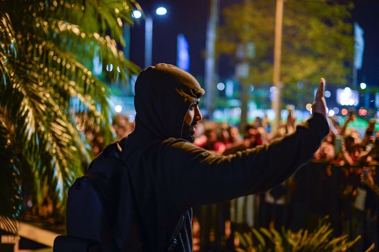 El brasileño Gabriel Barbosa, jugador del Flamengo, saludando a los hinchas del Rubro-negro frente al hotel de concentración del equipo en Luque.