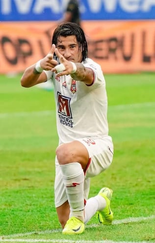 Diego Martínez, en el festejo de su gol para el Malut United.