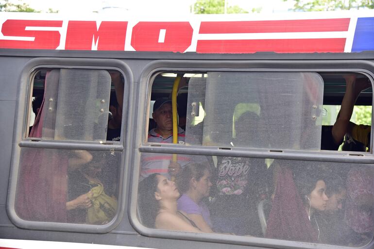 La gente soporta horas de espera en las paradas por los colectivos, luego viajan hacinados. Los pasajeros sufren incomodidades pese a millonarios subsidios que paga el Estado, con dinero de todos los contribuyentes del país.