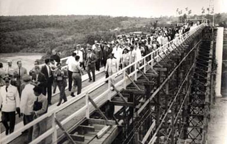 La construcción del Puente de la Amistad, ícono de Ciudad del Este, impulsó su desarrollo económico.