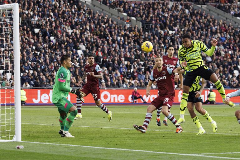 Gabriel Magalhães anota con golpe de cabeza el tercer gol para el Arsenal, ante la floja respuesta del arquero rival Alphonse Areola.