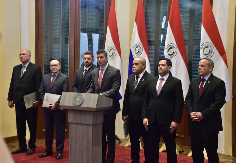 Conferencia de prensa de Santiago Peña tres la Cumbre de Poderes llevada a cabo este lunes.