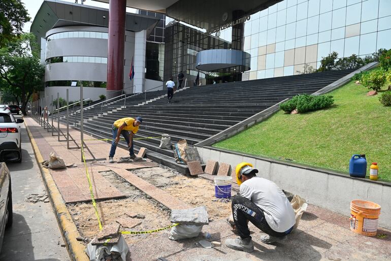 En la sede del Poder Legislativo arrancaron las obras de mantenimiento y construcción de nuevas oficinas.