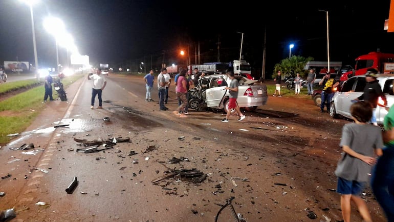 La camioneta chocó a varios vechículos, al circular de contramano. 