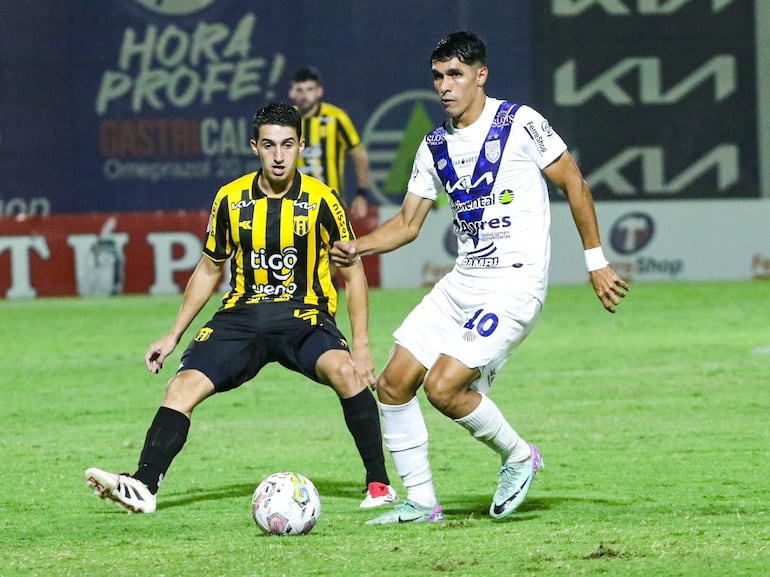 Giovanni Bogado (d), futbolista de Sportivo Ameliano, domina el balón en el partido frente a Guaraní por la octava fecha del torneo Apertura 2025 del fútbol paraguayo en el estadio Ameliano Villeta, en Villeta, Paraguay.