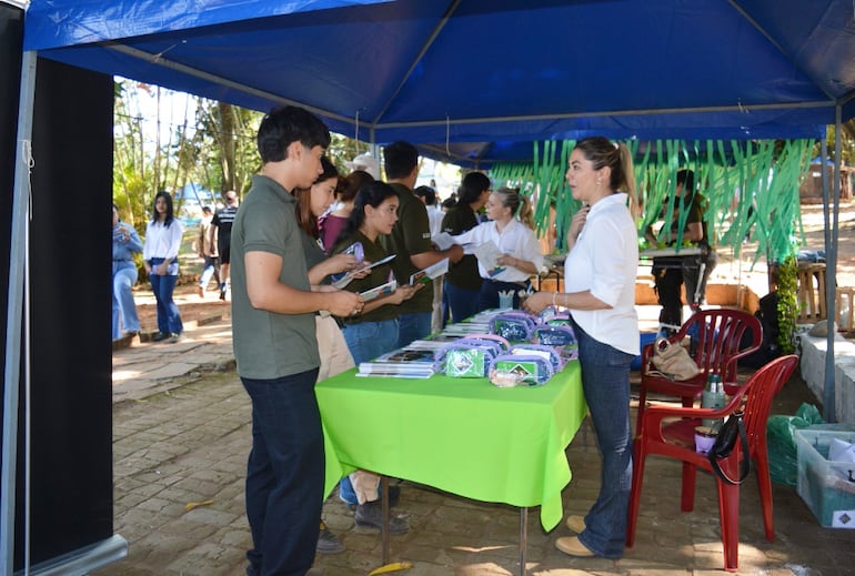 Stand de Cafyf, durante la Expo de la Universidad San Carlos.