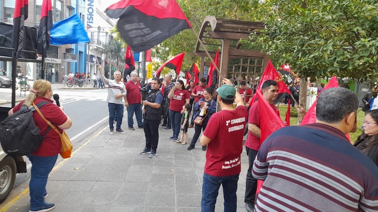 Movilización de OTEP Auténtica exigiendo aumento presupuestario para cobro de escalafón docente.