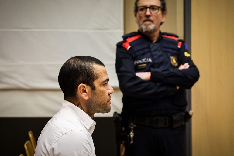 (FILES) Brazilian footballer Dani Alves looks on at the start of his trial at the High Court of Justice of Catalonia in Barcelona, on February 5, 2024. Ex-Brazil star Dani Alves has been sentenced to 4.5 years in jail for rape, Barcelona's court announced on February 22, 2024. (Photo by Jordi BORRAS / POOL / AFP)