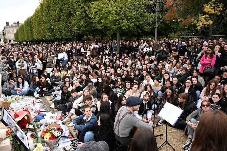 En el Jardín de las Tullerías de París también se montó un multitudinario homenaje para recordar al ex integrante de One Direction.