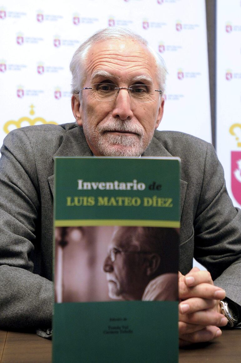 El escritor Luis Mateo Díez en una fotografía de 2010, durante la presentación del libro "Inventario de Luis Mateo Díez", en León.